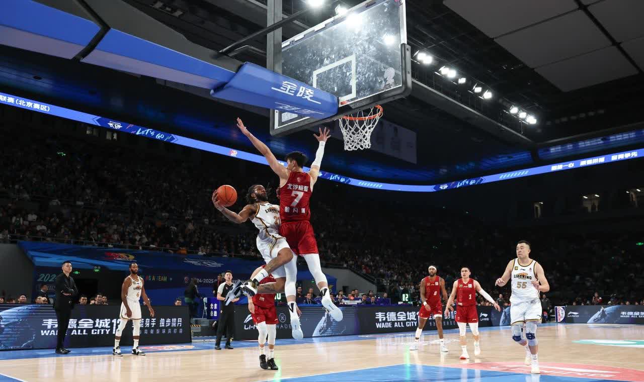 开云体育网页版登录入口-联赛常规赛收官战紧张气氛笼罩在球场上的简单介绍