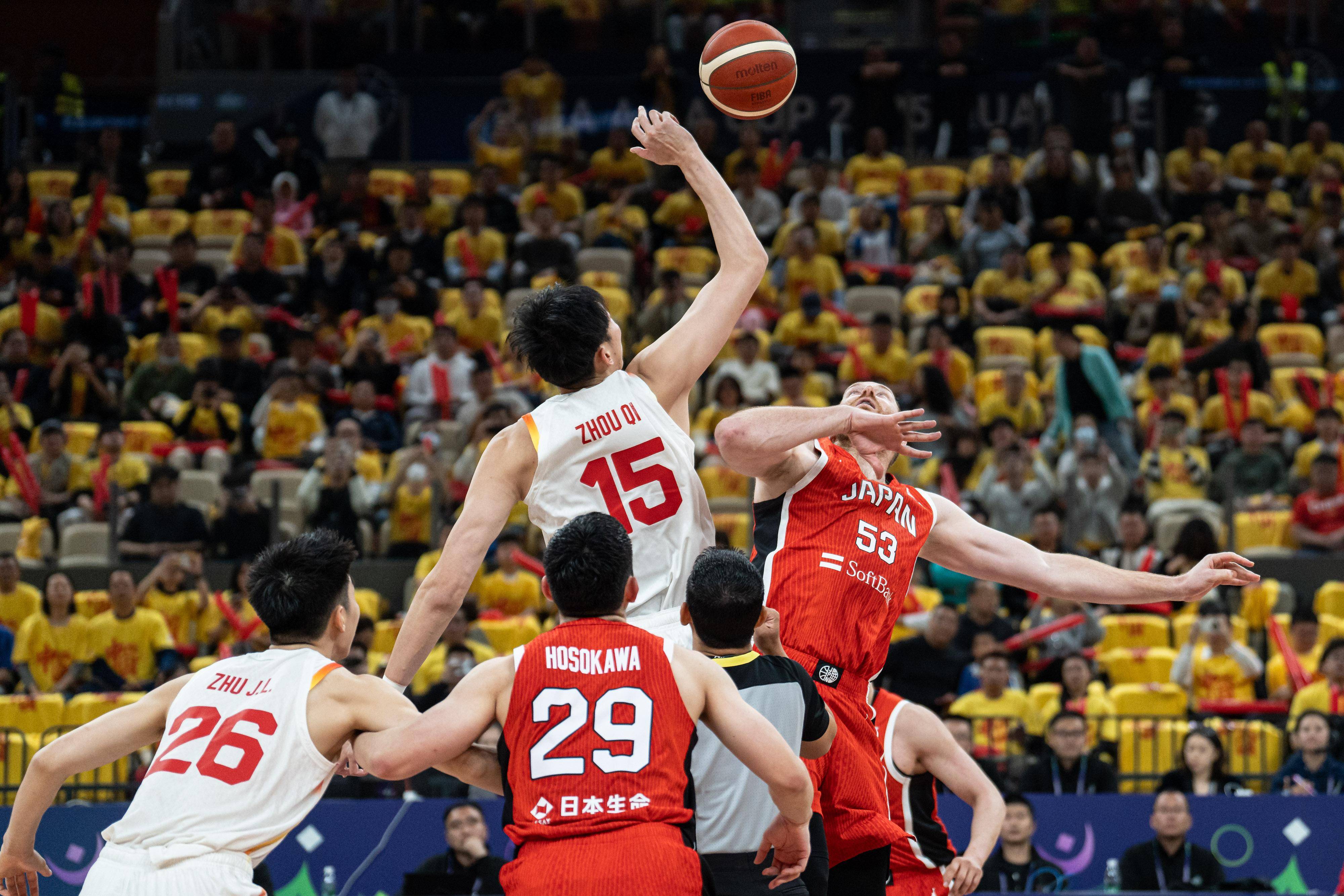 开云体育-篮球运动员个人风采赛场上尽显