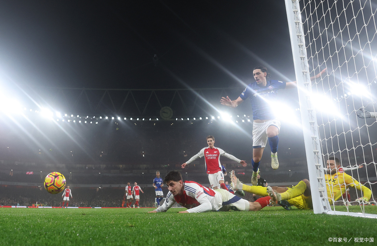 足球场上热血搏杀,胜负难分的简单介绍 足球场上热血搏杀,胜负难分的简单介绍