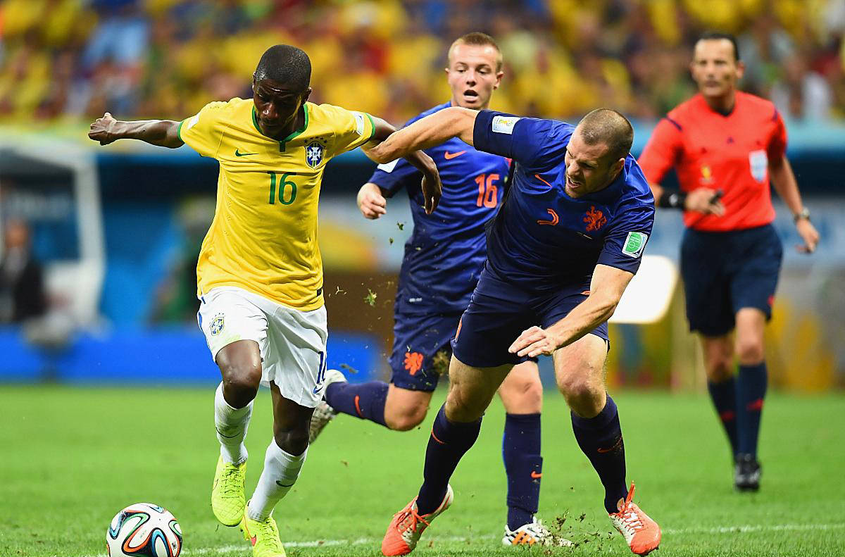 开云体育地址-巴西女子足球队员快速反击，以速度击败对手的简单介绍