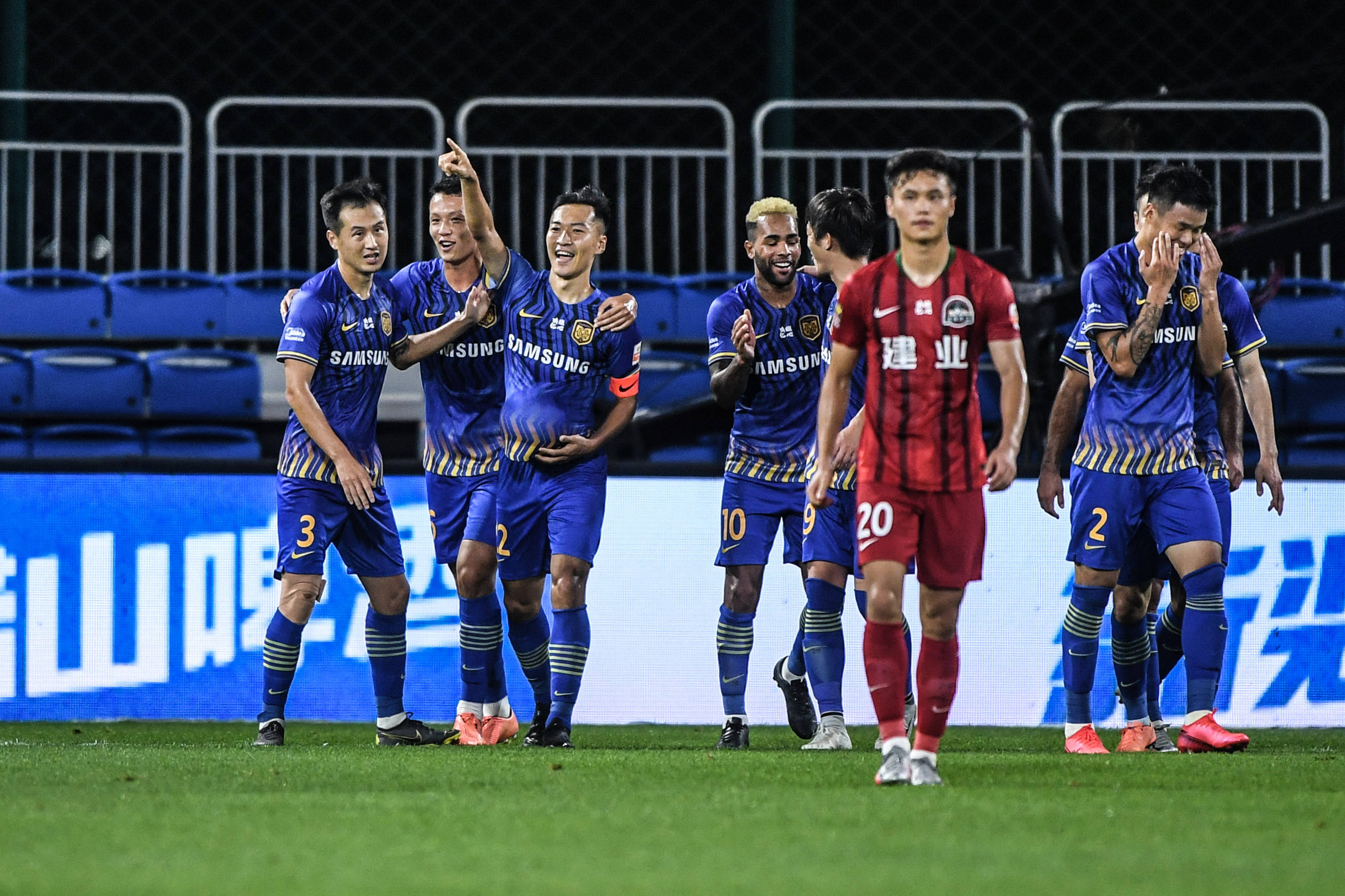 开云体育官方登录入口-首轮比赛惊现大冷门，劲旅紧追落后