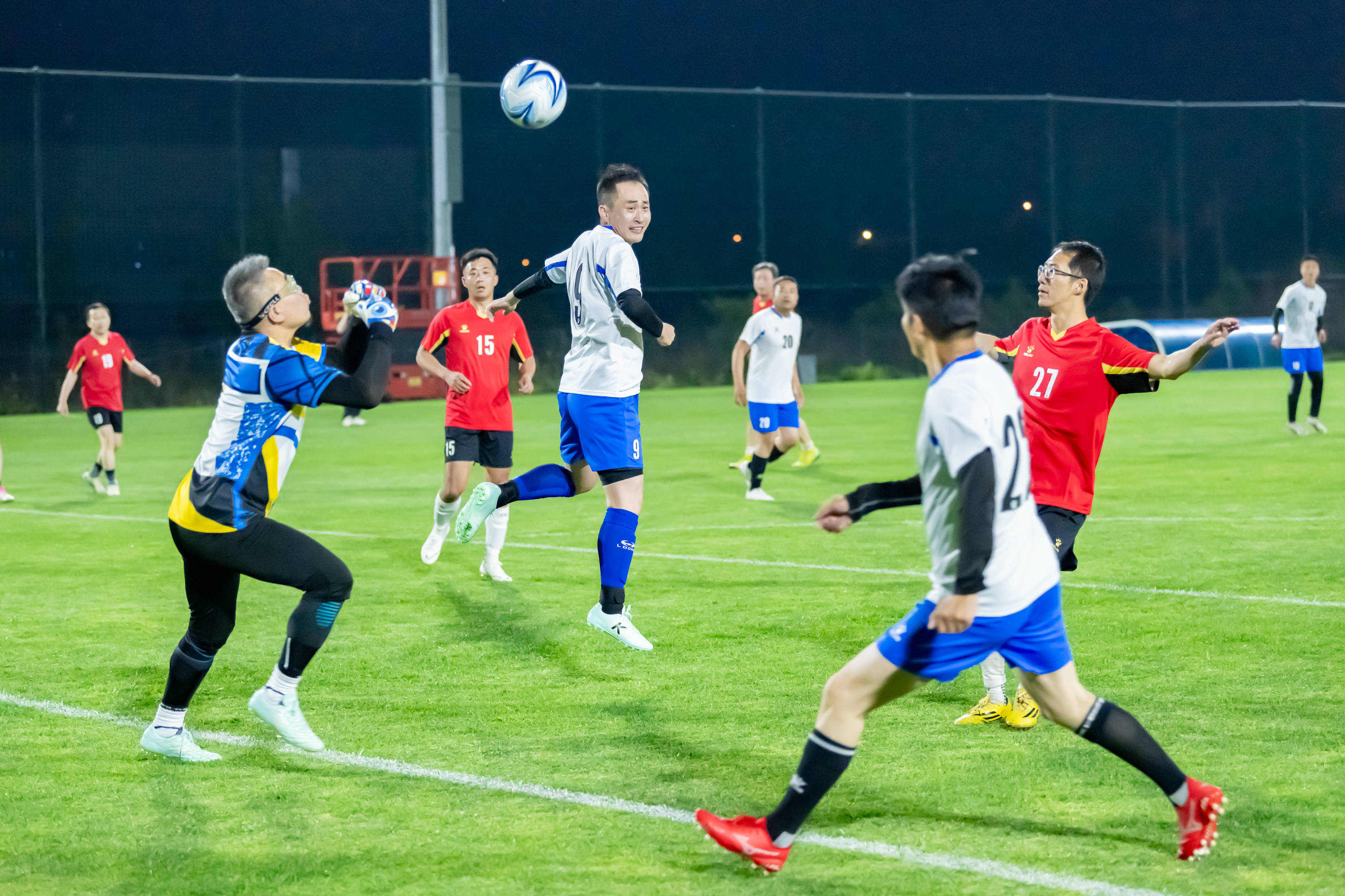 顶级俱乐部足球赛场精彩连连的简单介绍